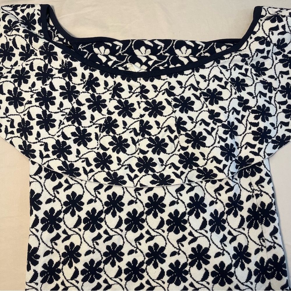 Club Monaco Dark Blue and White Floral Blouse with Short Sleeves